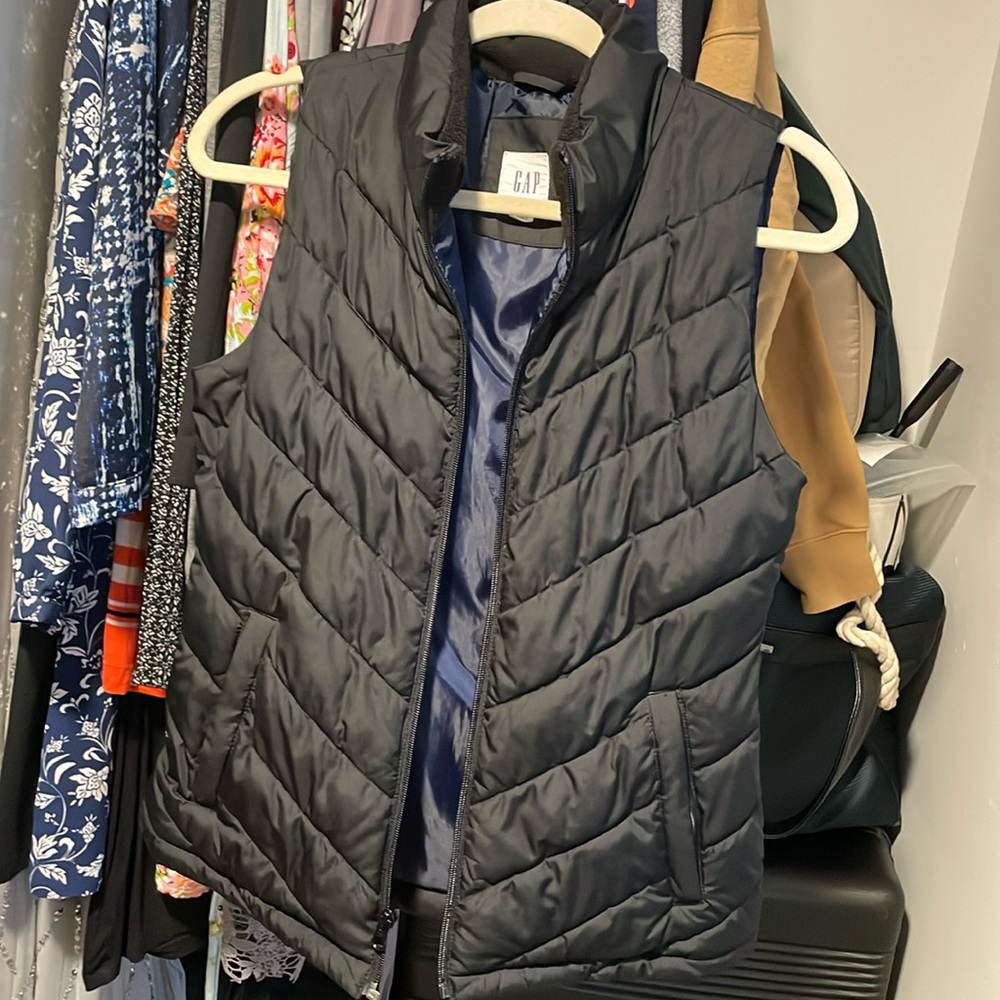 Gap , black puffer vest xs